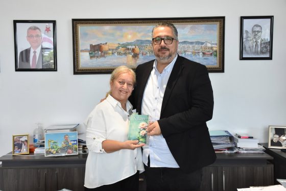 Şair Nilüfer Sönmez, Girne Belediye Başkanı Murat Şenkul’a nezaket ziyareti gerçekleştirdi.